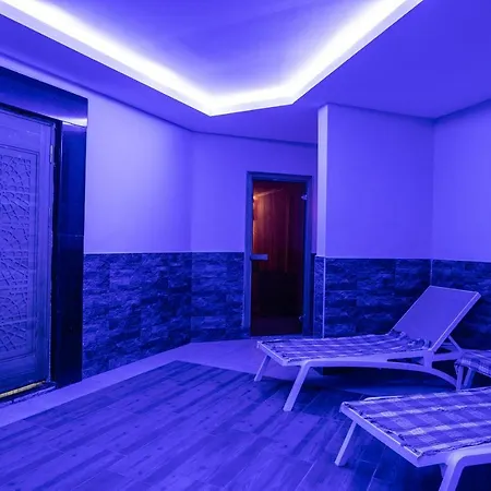 Throne & Hotel 5*